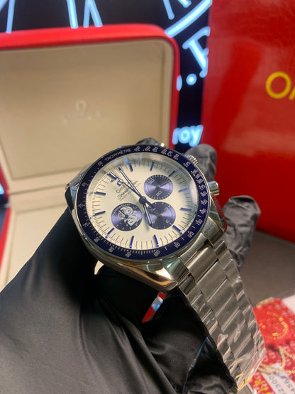 Omega Speedmaster Silver Snoopy Award 42mm